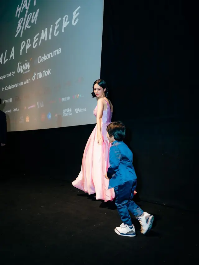 Jadi Pasutri, Ini 7 Potret Angga Yunanda dan Nurra Datau di Gala Premier Dua Hati Biru