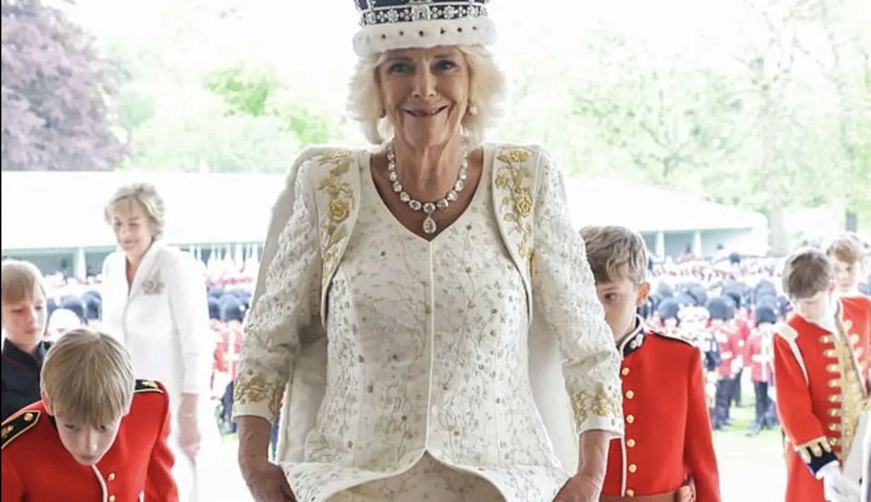 Gaun Ratu Camilla menyimpan banyak pesan untuk orang tercinta. Pada gaun tersebut, tertulis juga nama anak dan cucu yang dibordir dengan benang emas. [Foto: Instagram/ Kensington Royal]