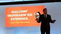 Vice President Qualcomm dan President Bisnis Qualcomm di Asia Pasifik serta India, Jim Cathey, saat memperkenalkan prosesor Snapdragon 820 di Singapura. (Liputan6.com/Jeko Iqbal)