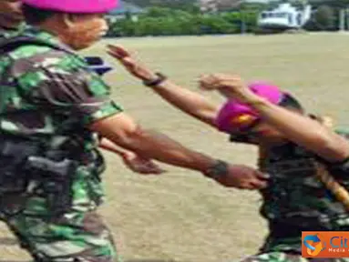 Citizen6, Surabaya: Pasukan Elit TNI AL bertambah 30 orang setelah mengikuti Diktaifib Angkatan ke - 38 di Lapangan Apel Kodikmar Gunungsari, Surabaya, Kamis (14/6). (Pengirim: Mayor Laut (KH) Rohman Arif).