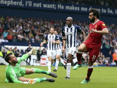 Aksi pemain Liverpool, Mohamed Salah saat membobol gawang West Bromwich pada lanjutan Premier League di The Hawthorns, West Bromwich, (21/4/2018).  West Bromwich imbangi Liverpool 2-2. (Nigel French/PA via AP)