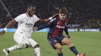 Yunus Musah berduel dengan Benjamin Dominguez dalam laga Bologna vs AC Milan di Serie A 2024/2025, Jumat (28/2/2025) dini hari WIB. (c) Michele Nucci/LaPresse via AP