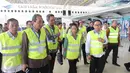 Menteri BUMN Rini Soemarno (tengah) berkeliling usai meresmikan hanggar keempat milik Garuda di area Bandara Soekarno-Hatta, Cengkareng, Tangerang, Senin (28/9). (Liputan6.com/Angga Yuniar)