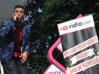 Juara ketiga Music Video Contest Vidio.com, Eros Tjokro tampil di acara inBox, Gelora Bung Karno, Jakarta, Rabu (28/1/2015). (Liputan6.com/Herman Zakharia)
