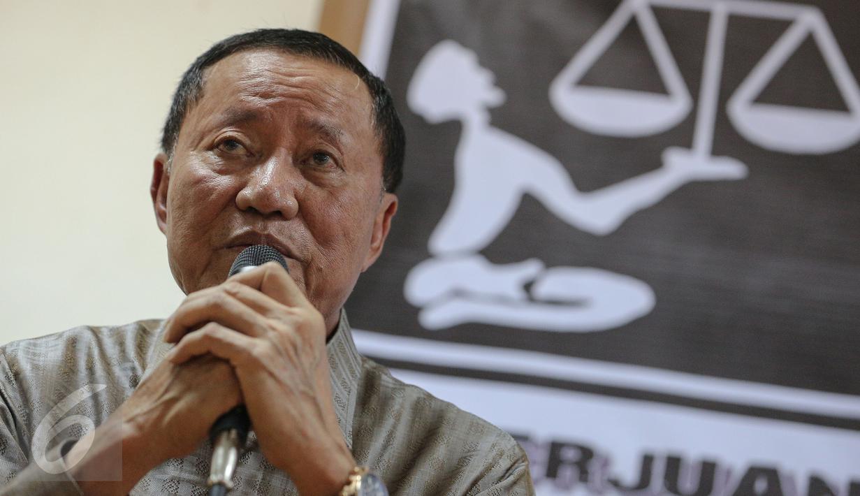 Mantan Menkumham, Amir Syamsuddin saat diskusi di Kantor LBH, Jakarta, Rabu (4/11/2015). Amir menilai surat edaran Kapolri tentang ujaran kebencian di media sosial tidak perlu dikeluarkan. (Liputan6.com/Faizal Fanani)