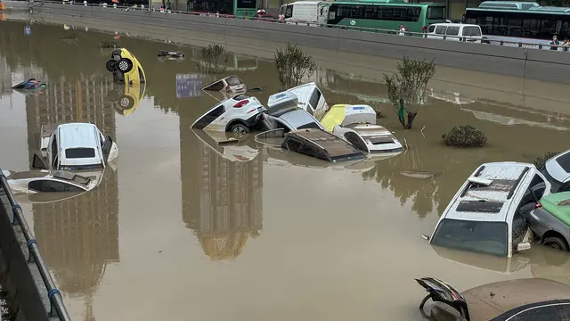 Penampakan Mobil-Mobil  Bertumpuk Akibat Banjir di Henan