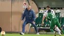 Pelatih Tottenham Hotspur, Jose Mourinho bereaksi saat menyaksikan pemainnya bertanding melawan Ludogorets Razgrad pada pertandingan grup J Liga Europa di Stadion Huvepharma Arena, Razgrad, Bulgaria (5/11/2020). Tottenham menang 3-1 atas Ludogorets Razgrad. (AFP/Nikolay Doychinov)