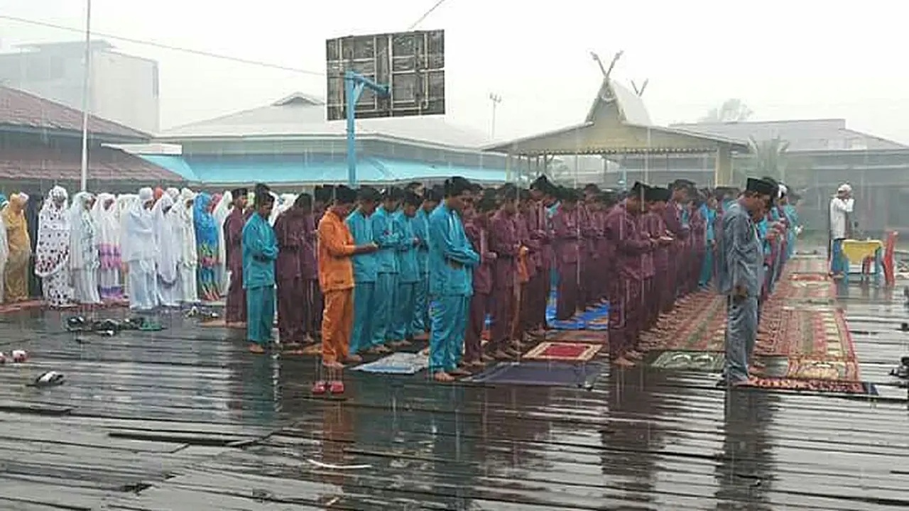 Haru, Warga Riau Salat Minta Hujan, Langsung Dikasih Sama Tuhan