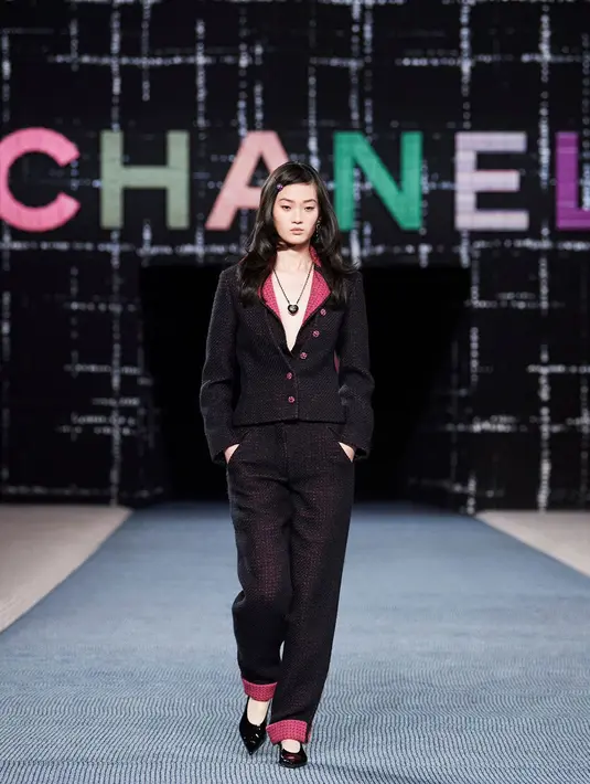 Segala sesuatu mulai dari undangan pertunjukan hingga venue di Grand Palais dilapisi kain wol. Baik di dalam maupun di luar runway, sentuhan material tweeds terpampang lugas.(Foto: dok Chanel)