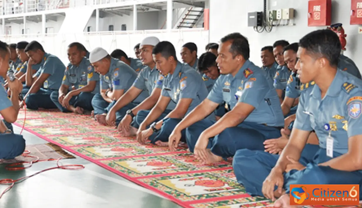 Citizen6, Tanjung Priok: KRI Banda Aceh-593 mengadakan kegiatan ceramah keagamaan yang dilaksanakan dalam rangka meningkatkan keimanan dan ketaqwaan prajuri di geladak Helly, Dermaga Kolinlamil, Tanjung Priok, Jakarta, Rabu (1/8). (Pengirim: Dispenkolinla