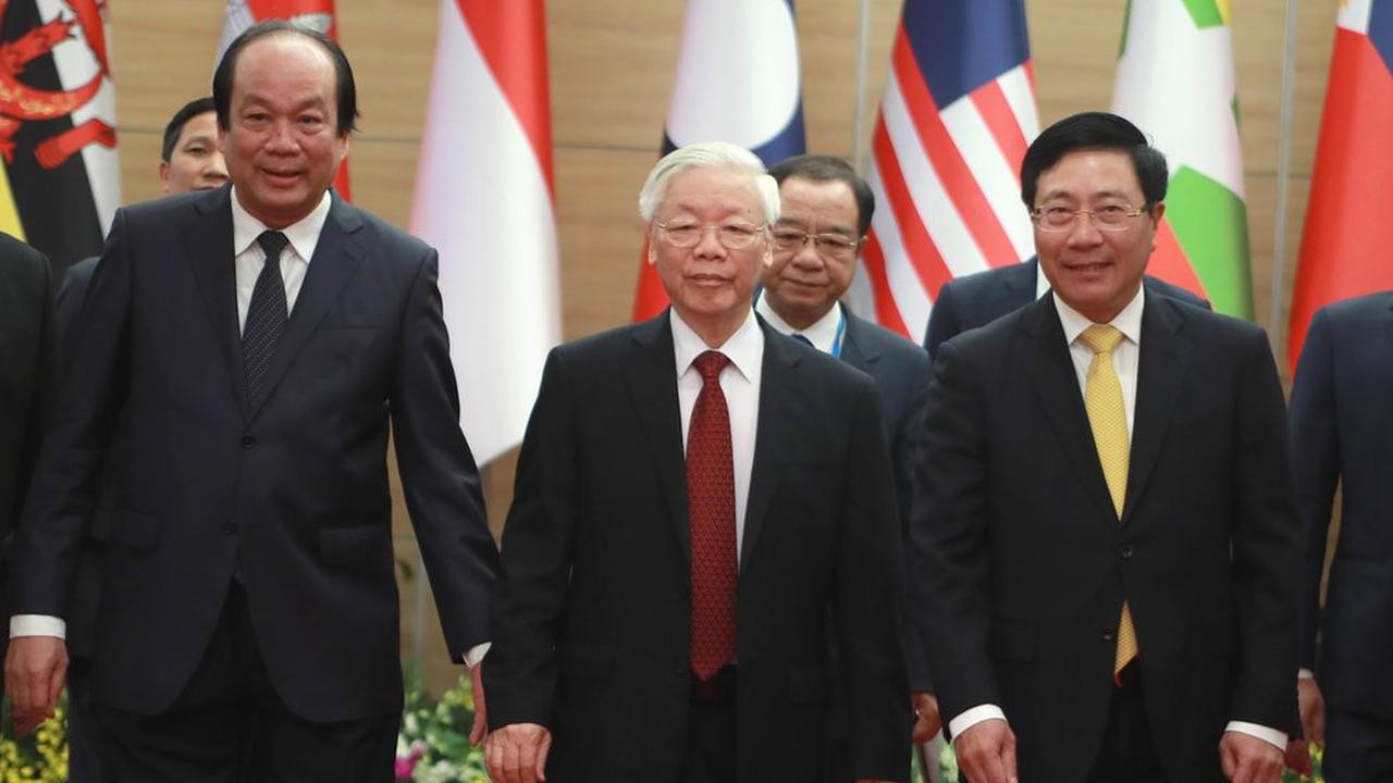 Sekretaris Jenderal Vietnam Nguyen Phu Trong (tengah) tiba di tempat KTT ASEAN online di Hanoi, Vietnam Kamis, 12 November 2020. (AP Photo / Hau Dinh)