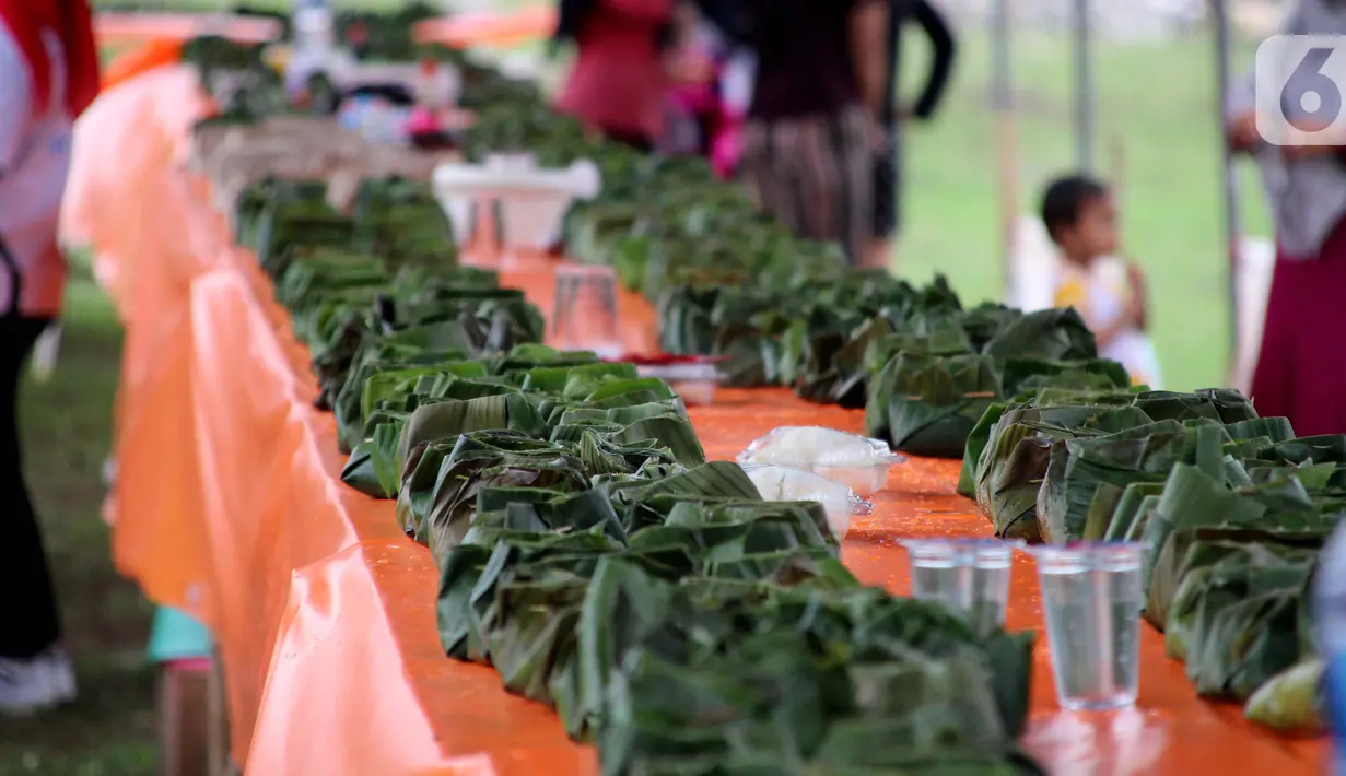 Sajian bungkus nasi kuning terlihat selama Gebyar Safar 1441 H di Desa Pangi, Kecamatan Suwawa Timur, Kabupaten Bone Bolango (Bonebol), Rabu (23/10/2019). Bagi masyarakat Suwawa, setiap pelaksanaan doa bersama, makanan yang selalu disajikan adalah nasi kuning. (Liputan6.com/Arfandi Ibrahim)