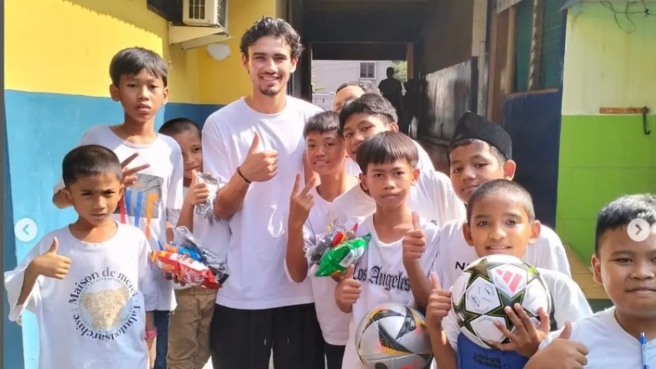 Jelang Laga Timnas Indonesia vs Arab Saudi, Nathan Tjoe-A-On Kunjungi Panti Asuhan