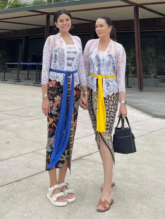 <p>Tidak hanya mendukung karier, Fitri Salhuteru juga jadi sahabat yang supportif mendukung Nikita Mirzani dalam berbagai hal. (FOTO: instagram.com/fitri_salhuteru/)</p>