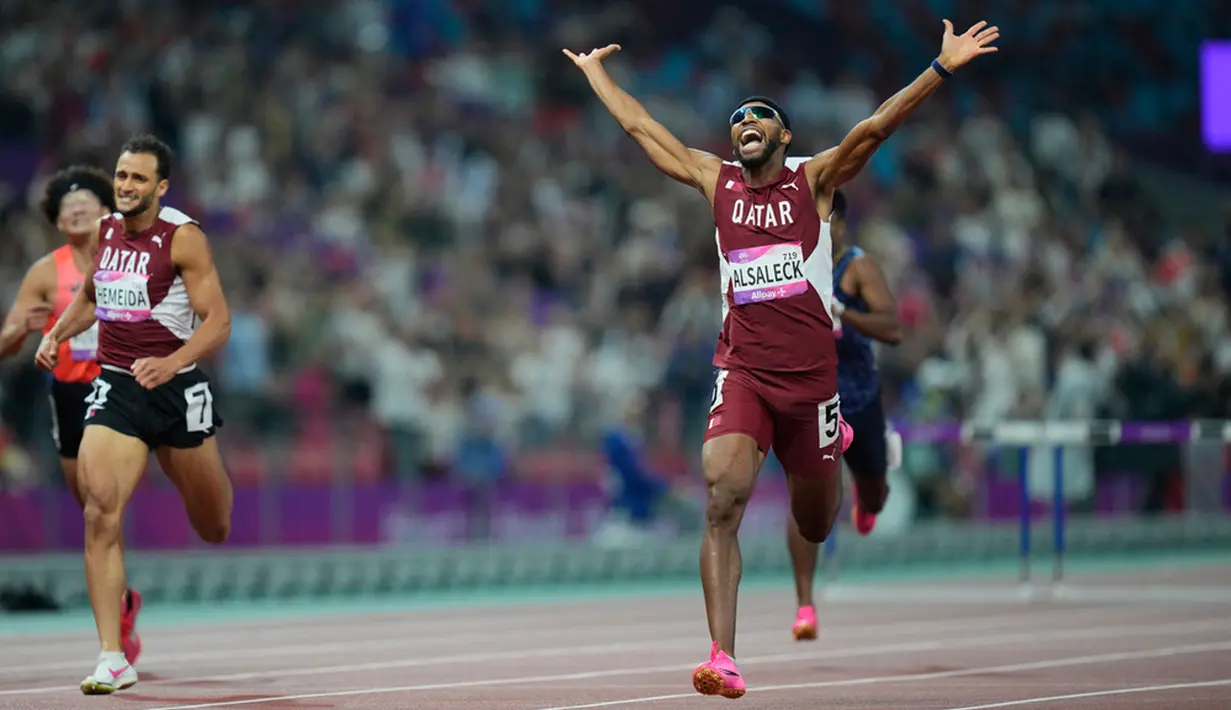 Abderrahman Alsaleck dari Qatar melakukan selebrasi saat melintasi garis finis untuk memenangkan final lari gawang 400 meter putra Asian Games ke-19 di Hangzhou, China, Selasa (3/10/2023). (AP Photo/Vincent Thian)