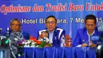 Ketua Umum PAN, Zulkifli Hasan (tengah) seusai penutupan Rakernas I DPP PAN, di Jakarta, Kamis (7/5/2015). Rakernas tersebut membahas mengenai konsolidasi persiapan pemilihan kepala daerah serentak 2015. (Liputan6.com/Helmi Afandi)