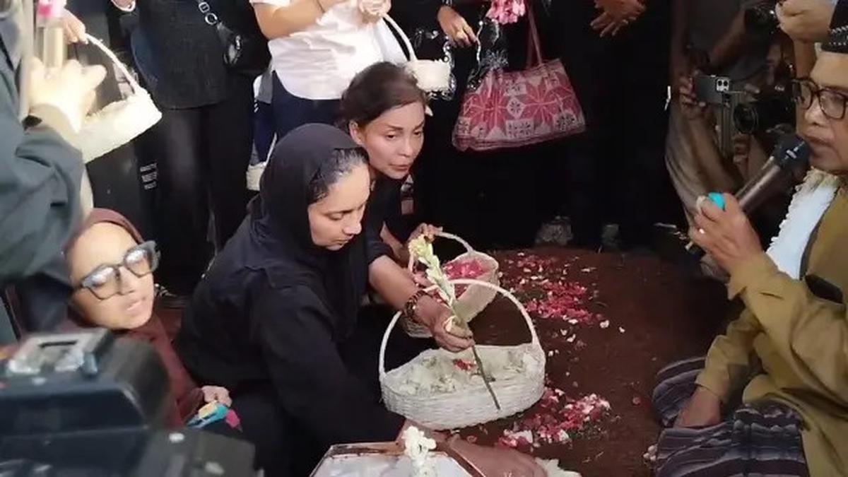 Tangis Ikang Fawzi Antar Jenazah Marissa Haque ke Peristirahatan Terakhir: I Love You, Forever