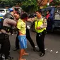 Pria pembawa bom molotov ditangkap personel Reskrim Polrestabes Surabaya di depan Gedung Grahadi. (Liputan6.com/Dhimas Prasaja)