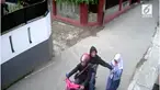 Aksi penjambretan ponsel terhadap seorang pelajar terekam CCTV dijalan Wuluku, Babakan Sari, Kiaracondong, Bandung.
