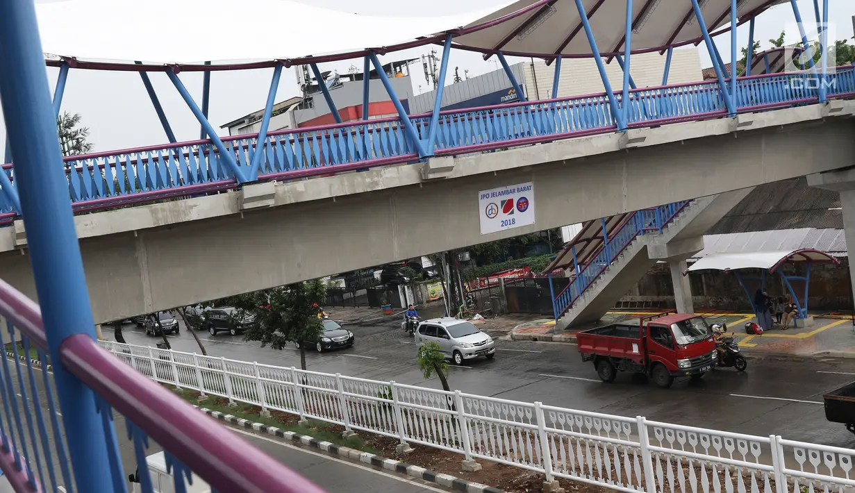 Kondisi pagar pembatas JPO Jelambar Barat di Jalan Pangeran Tubagus Angke, Jakarta, Sabtu (22/12). Pagar pembatas JPO Jelambar Barat juga dihias dengan ornamen gigi balang khas budaya Betawi. (Liputan6.com/Helmi Fithriansyah)