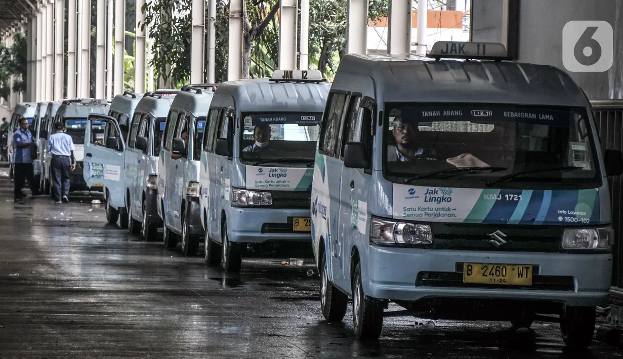 Deretan angkutan umum Mikrotrans menunggu penumpang di kawasan Tanah Abang, Jakarta, Kamis (21/10/2021). Pemprov DKI Jakarta memberlakukan jam operasional seluruh moda transportasi umum mulai pukul 05.00 - 21.30 WIB, namun dengan tetap mematuhi protokol kesehatan. (merdeka.com/Iqbal S. Nugroho)