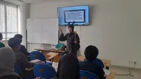 Dosen Mata Kuliah Keaktoran Program Studi Sastra Indonesia FIB Universitas Jember gunakan costum player (Cosplay) saat mengajar (Istimewa)