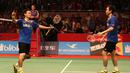 Ekspresi pebulutangkis ganda putra Indonesia, Mohammad Ahsan/Hendra Setiawan, sesaat setelah mengalahkan ganda Korea Selatan, Lee Yong Dae/Yoo Yeon Seong di Istora Gelora Bung Karno, Jakarta. Sabtu (15/8/2015). (Bola.com/Arief Bagus)