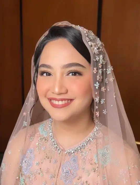 Penampilan Rachel Amanda disempurnakan dengan pulasan makeup nuansa peach, hasil tangan makeup artist Fidel Herta. @fidelhertamakeup.