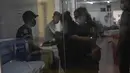 Polisi mewawancarai korban kokain oplosan yang sedang dirawat, di salah satu rumah sakit di pinggiran Buenos Aires, Argentina, 2 Februari 2022. Menurut pihak berwenang setempat, lebih dari selusin orang tewas dan 50 lainnya dirawat setelah mengkonsumsi kokain palsu. (AP Photo/Rodrigo Abd)