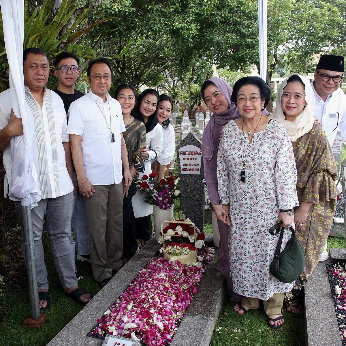 Megawati, Prananda dan Puan Nyekar ke Makam Taufiq Kiemas dan Fatmawati