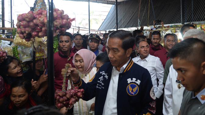 Jokowi Tanya Harga Jeruk Di Pasar Balige Pedagang Malah Kasih