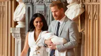 Mendarat di Cape Town, Meghan Markle Gendong Archie Sambil Lambaikan Tangan