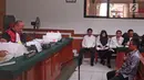 Majelis hakim memberi pertanyaan kepada saksi yang dihadirkan dalam kasus dugaan penipuan perjalanan umrah First Travel di PN Kota Depok, Jawa Barat, Senin (9/4). Agenda sidang mendengarkan keterangan saksi ahli. (Liputan6.com/Herman Zakharia)