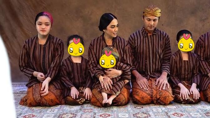 7 Pemotretan Keluarga Andhika Pratama Dan Ussy Sulistiawaty Bertema Adat Jawa Qnews