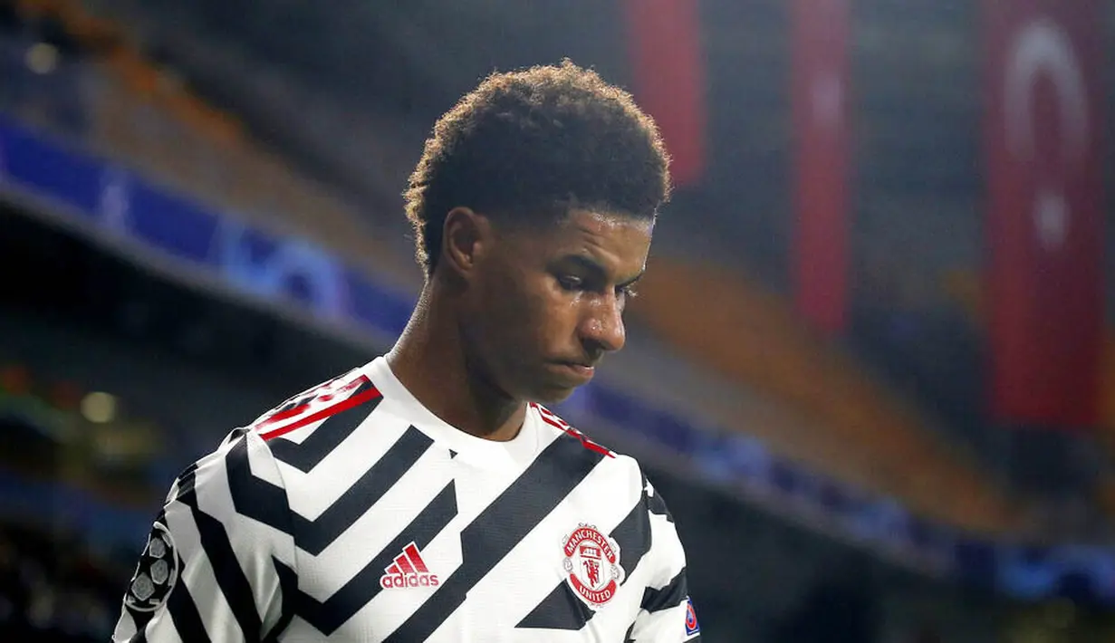 Penyerang Manchester United, Marcus Rashford, tertunduk lesu usai ditaklukkan Istanbul Basaksehir pada laga Liga Champions di Stadion Fatih Terim, Kamis (5/11/2021). MU kalah dengan skor 2-1. (AP Photo)