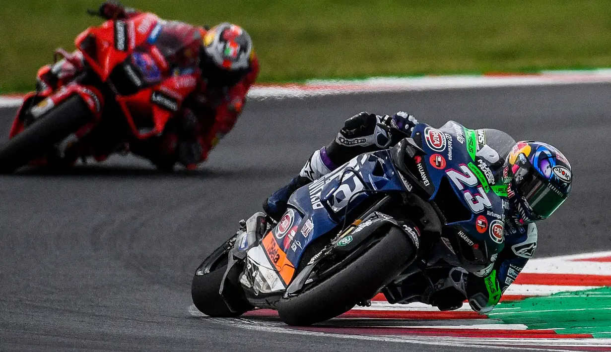 Bastianini bahkan mampu menyentuh garis finish dengan selisih waktu 4,7 detik dari pemimpin balapan, Francesco Bagnaia. Hal tersebut merupakan capaian istimewa Bastianini karena motor yang ia kendarai lebih tua dua tahun dari pada milik Bagnaia, yaitu Desmosedici GP19. (AFP/Andreas Solaro)