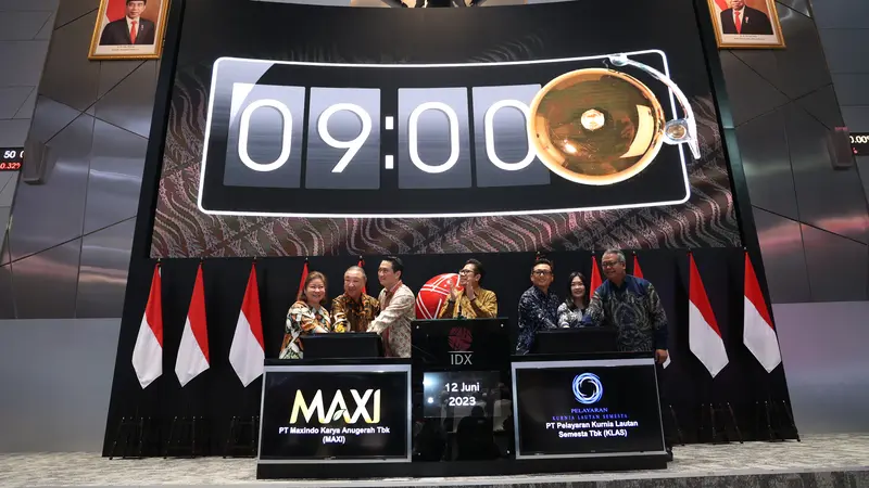 Pencatatan saham PT Maxindo Karya Anugerah Tbk (MAXI) dan PT Pelayaran Kurnia Lautan Semesta Tbk (KLAS) pada Senin, 12 Juni 2023. (Foto: BEI)