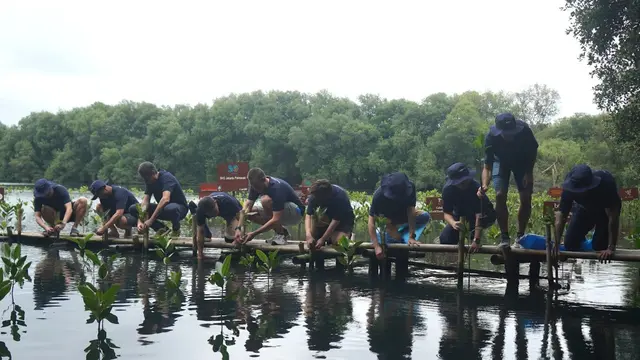Penanaman bibit mangrove dilakukan di  Kawasan Konservasi Mangrove di Pantai Indah Kapuk (PIK).