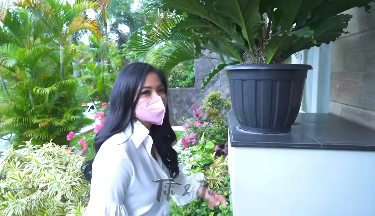 Bagian depan dibuat nyaman dengan berbagai tumbuhan yang ditanam di halaman dan pot di bagian tangga masuk. (YouTube Titi dan Tian)