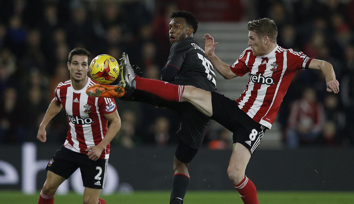 Pemain Southampton, Steven Davis (kanan) berebut bola dengan pemain Liverpool, Daniel Sturridge pada laga Piala Liga Inggris di Stadion St. Mary's; Southampton; Kamis (3/12/2015) dini hari WIB. (AFP Photo/Adrian Dennis) 