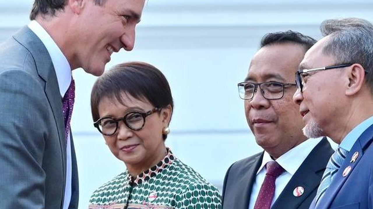 Diketahui, dalam pertemuan tersebut, baik Justin Trudeau dan Zulhas juga dikerumuni oleh peserta forum yang hadir untuk melakukan foto bersama.