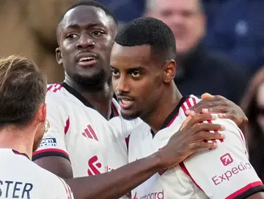 Pemain Liverpool, Alexander Isak (kanan) merayakan gol bersama rekan-rekannya dalam laga Liga Inggris 2025/2026 melawan West Ham di London Stadium, London, Inggris, Minggu (30/11/2025) waktu setempat. (AP Photo/Kirsty Wigglesworth)