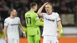 Pemain West Ham United, James Ward-Prowse, tampak kecewa setelah ditaklukkan Bayer Leverkusen pada laga Perempat final Liga Europa di Stadion BayArena, Jumat (12/4/2024). (AP Photo/Martin Meissner)