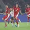 Pemain Timnas Indonesia,&nbsp;Joey Pelupessy (14), Thom Jan Haye (kiri), dan Calvin Verdonk (kanan) berebut bola dengan&nbsp;pemain China, Cao Yongjing, dalam laga Kualifikasi Piala Dunia 2026 zona Asia di Stadion Utama Gelora Bung Karno (SUGBK) Senayan, Jakarta, Kamis (5/6/2025). (Bola.com/M. Iqbal Ichsan)