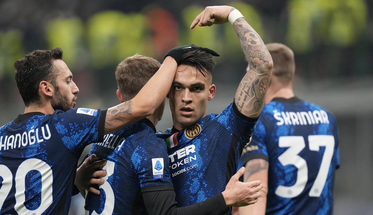 Sempat gagal mengeksekusi penalti pada babak pertama, Lautaro Martinez akhirnya mencetak gol keduanya dan membawa Inter Milan unggul 4-0 pada menit ke-68. Sepakan jarak dekatnya usai menerima umpan Alexis Sanchez lagi-lagi menaklukkan Alessio Cragno. (AP/Luca Bruno)