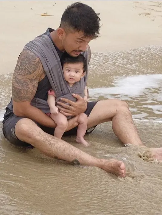 Tak ingin mengganggu anaknya yang sudah tertidur pulas, Rio pun mengajak sang istri kelaur kamar dan kemudian disambut pegawai hotel yang menyanyikan lagu selamat ulang tahun untuknya. (Instagram/riodewanto)
