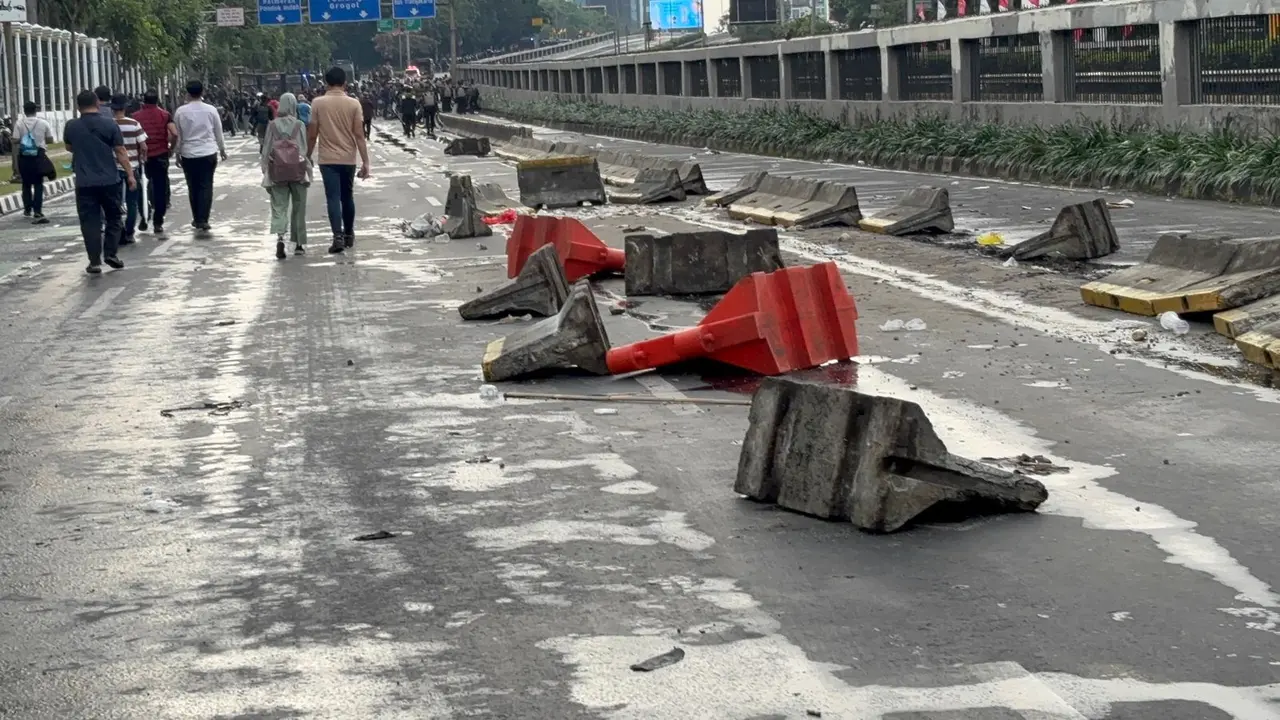 Kondisi terkini di gedung DPR/MPR RI saat demo 28 Agustus 2025.
