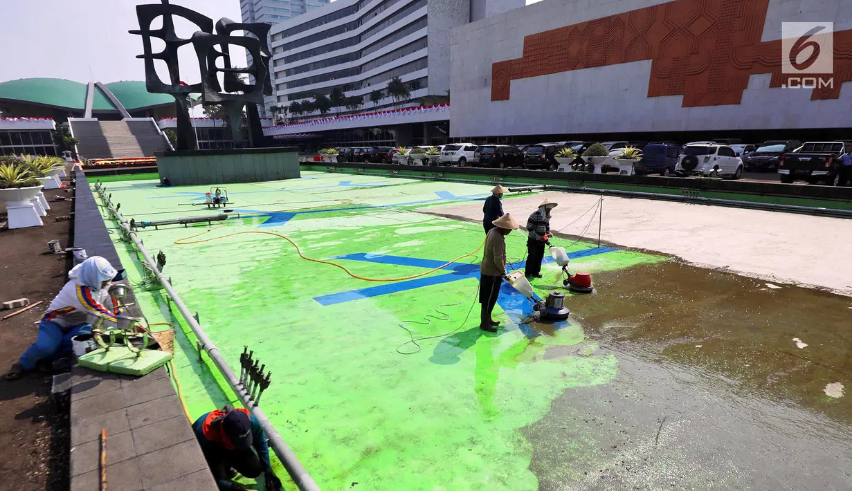 Pekerja membersihkan kolam air mancur di halaman depan Gedung Parlemen MPR/DPR-DPD, Senayan, Jakarta, Sabtu (4/8). Pembersihan kolam ini untuk persiapan menyambut pidato kenegaraan Presiden dalam Sidang Tahunan MPR. (Liputan6.com/Johan Tallo)