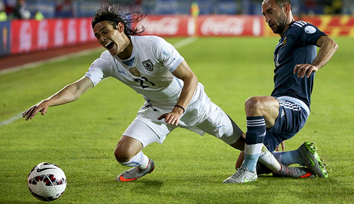Duel Pablo Zabaleta (kanan) asal Argentina dengan Edinson Cavani. (EPA/Paolo Aguilar)
