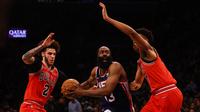 James Harden (tengah) tak berdaya menghadapi penjagaan pemain Chicago Bulls di lanjutan NBA (AFP)